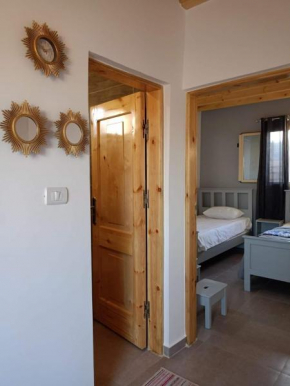 Studio with a spacious garden in Al-Assla